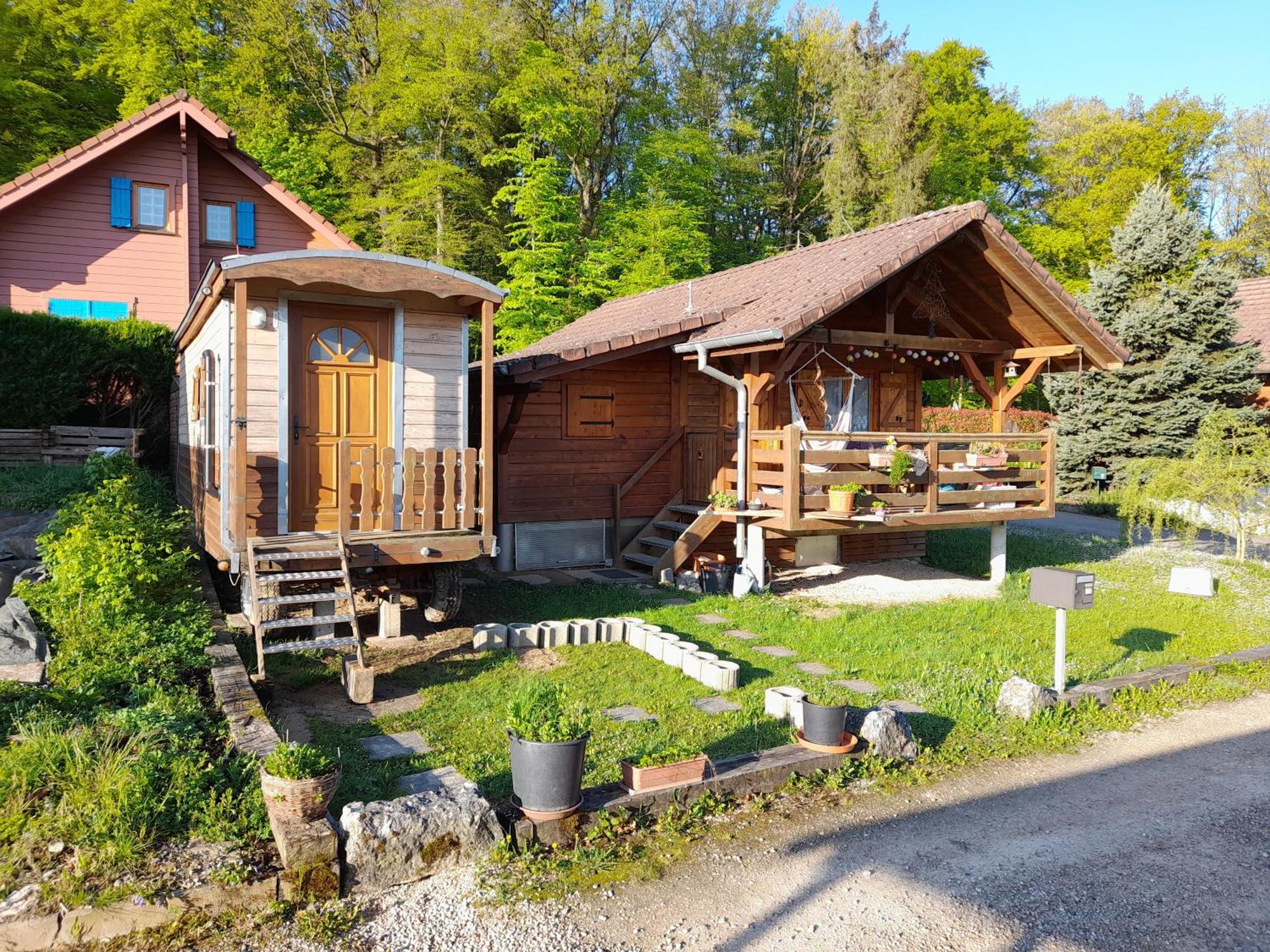 Location Type Gite, Chambre D'Hote, Meuble De Tourisme Dans Joli Petit Chalet Typique Et Ou Jolie Roulotte Type Boheme Waldighoffen Exterior photo
